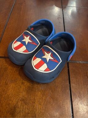 Kids Captain America Croc Style Shoes Size 7/8